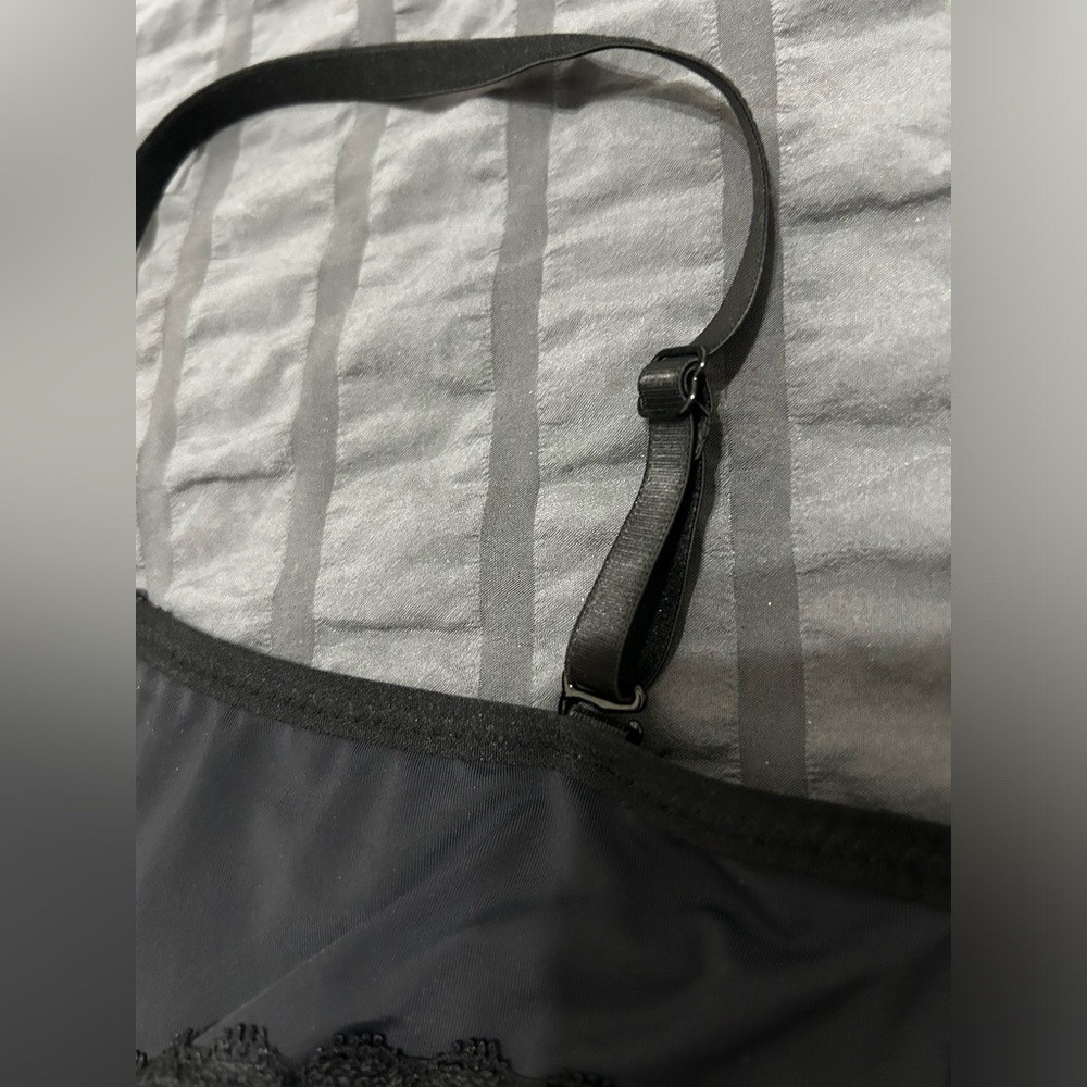 Amazon Non-Slip Strapless Bra - Picture 4 of 6